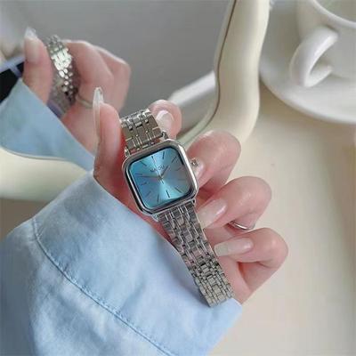 Nouvelle Montre à Quartz pour Dames à Cadran Carré Tendance avec Bracelet en Acier – Polyvalente et Haut de Gamme