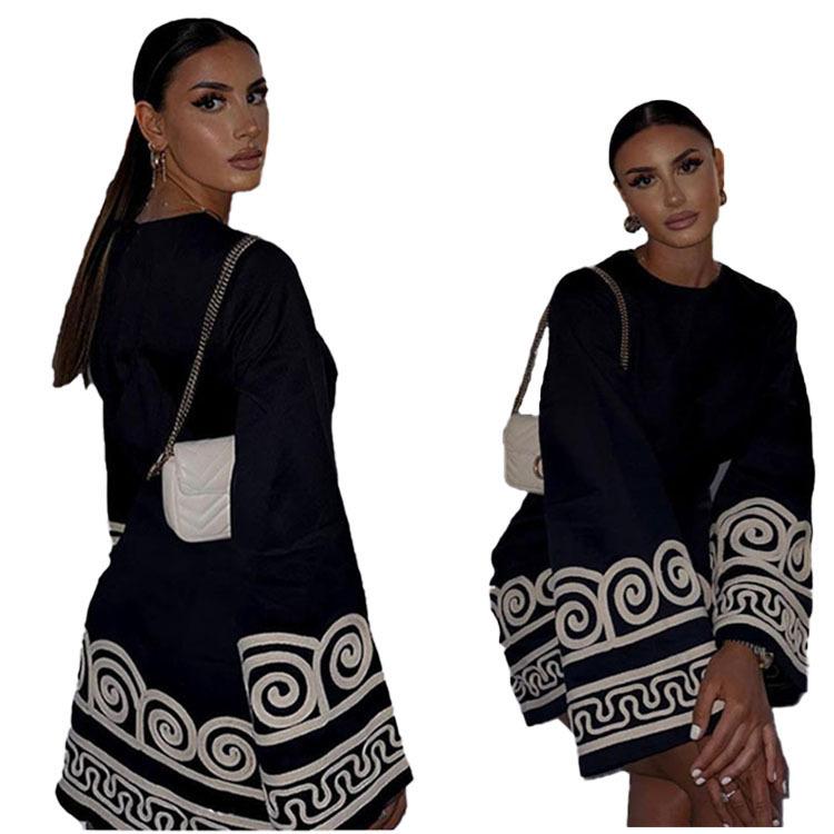 Lässiges abstraktes florales Rundhalskleid