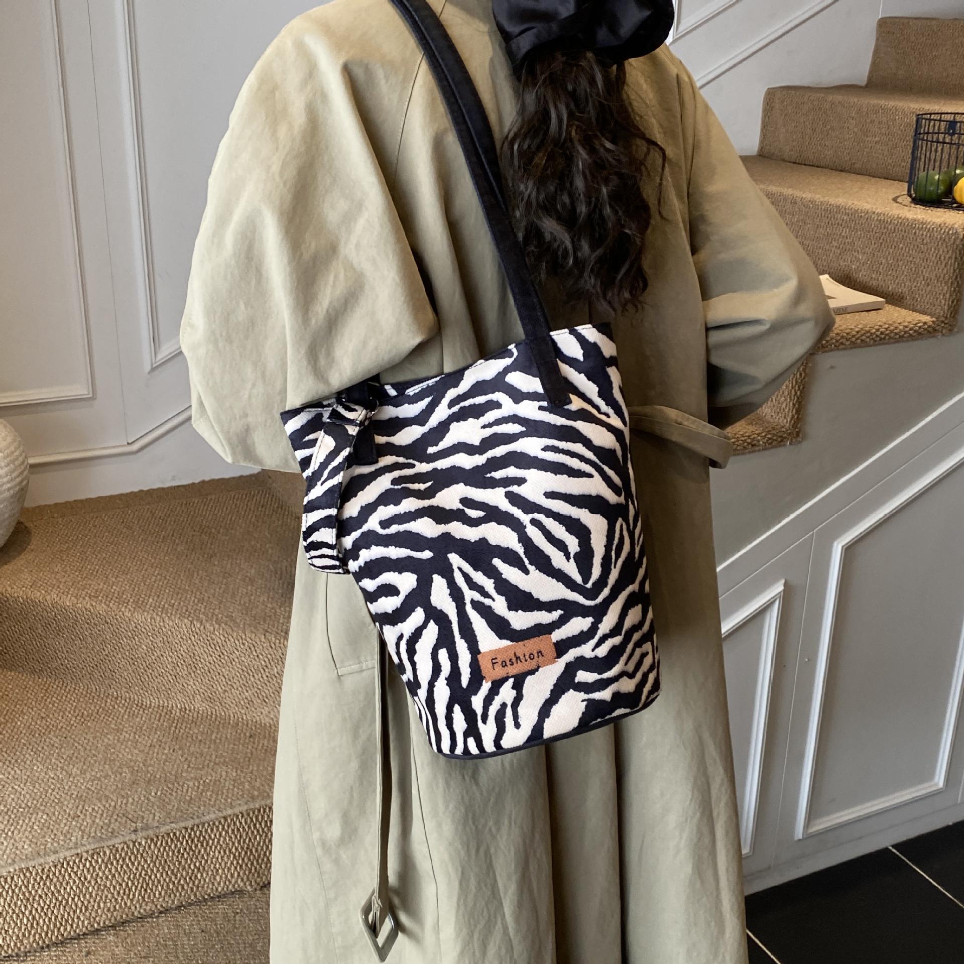

Стильная женская полосатая холщовая сумка кроссбоди 2025 - Большая вместимость, одноплечевая сумка-ведро для студентов чёрный/зебра