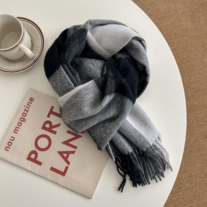 Selected 100 Small Wool Scarves Autumn and Winter Classic Plaid Scarves Unisex Warm Scarves