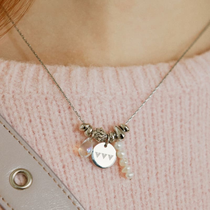 

VVV Waterdrop Pearl Logo Surgical Necklace White