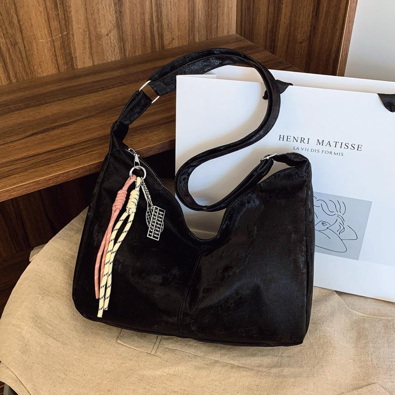 

Простая повседневная сумка через плечо с мягкой поверхностью большой вместимости, новая модная универсальная сумка-мессенджер для поездок на работу, сумка-тоут в форме пельменя no pendant чёрный