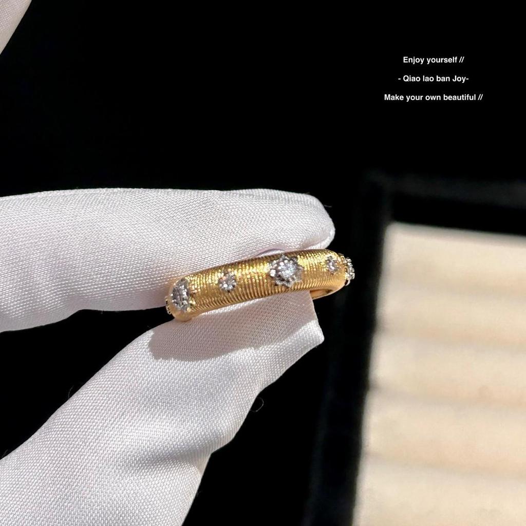 Elegant French Court-Style Index Ring for Women - Hollow Design, Luxurious, Adjustable, High-Quality Texture, Fashionable.