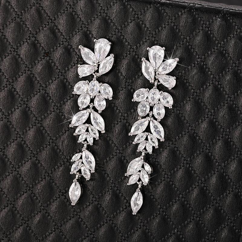 Boucles d'oreilles Huitan Romantiques pour Fête de Mariage avec Pendentif en Zirconia Brillant Accessoires Magnifiques Délicats pour Femme Mode Cadeau Exquis