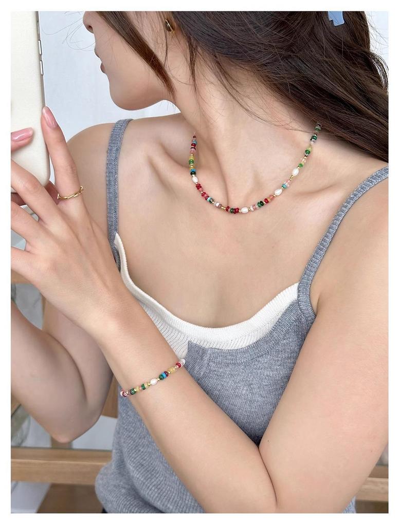 Barevný křišťálový retro náhrdelník s říčními perlami a přírodními kameny pro ženy