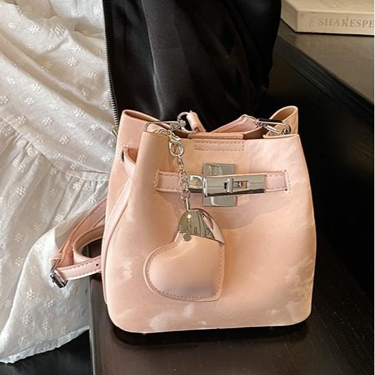 

2025 spring new simple bucket bag casual fashion love pendant shoulder messenger bag