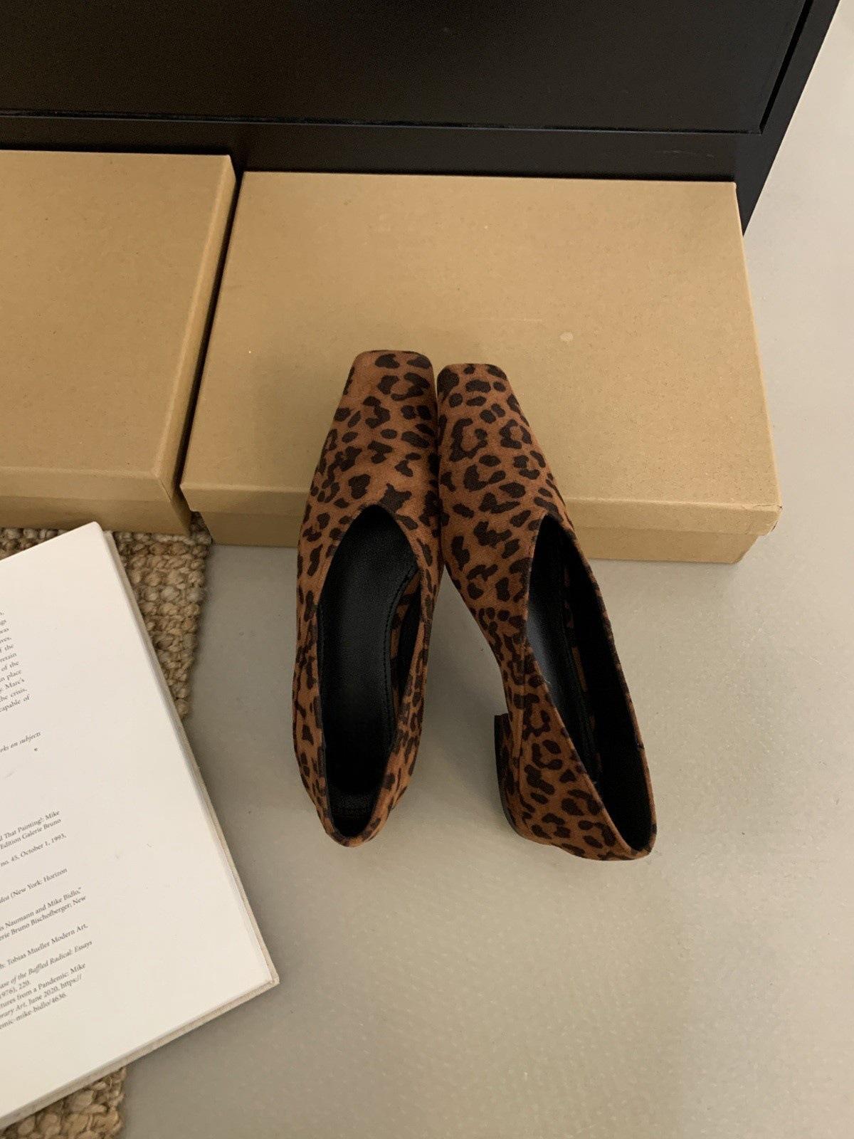 

Французские ретро-замшевые туфли с квадратной головкой и неглубоким носком, женские туфли 2024 года, новые осенние туфли на плоской подошве для поездок на работу 35 леопардовый