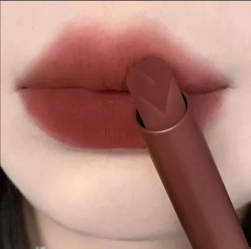 A Rich, High-End Look! Vintage True Red Elegant Matte Lipstick, Matte Lip Glaze, Lip Mud, High-End