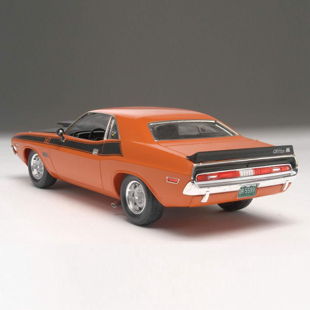 American Level 70 Dodge Challenger 2N1 02596 Plastmodell 1/24