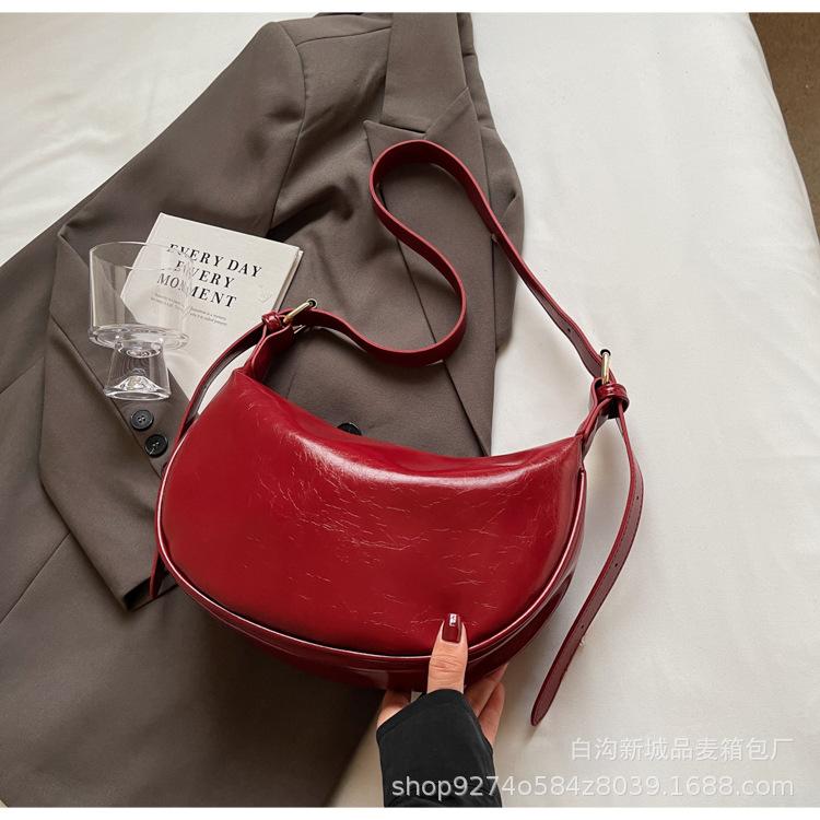 

Premium sense of foreign style underarm small bag women 2025 new summer versatile messenger bag niche single shoulder dumpling bag бордовый