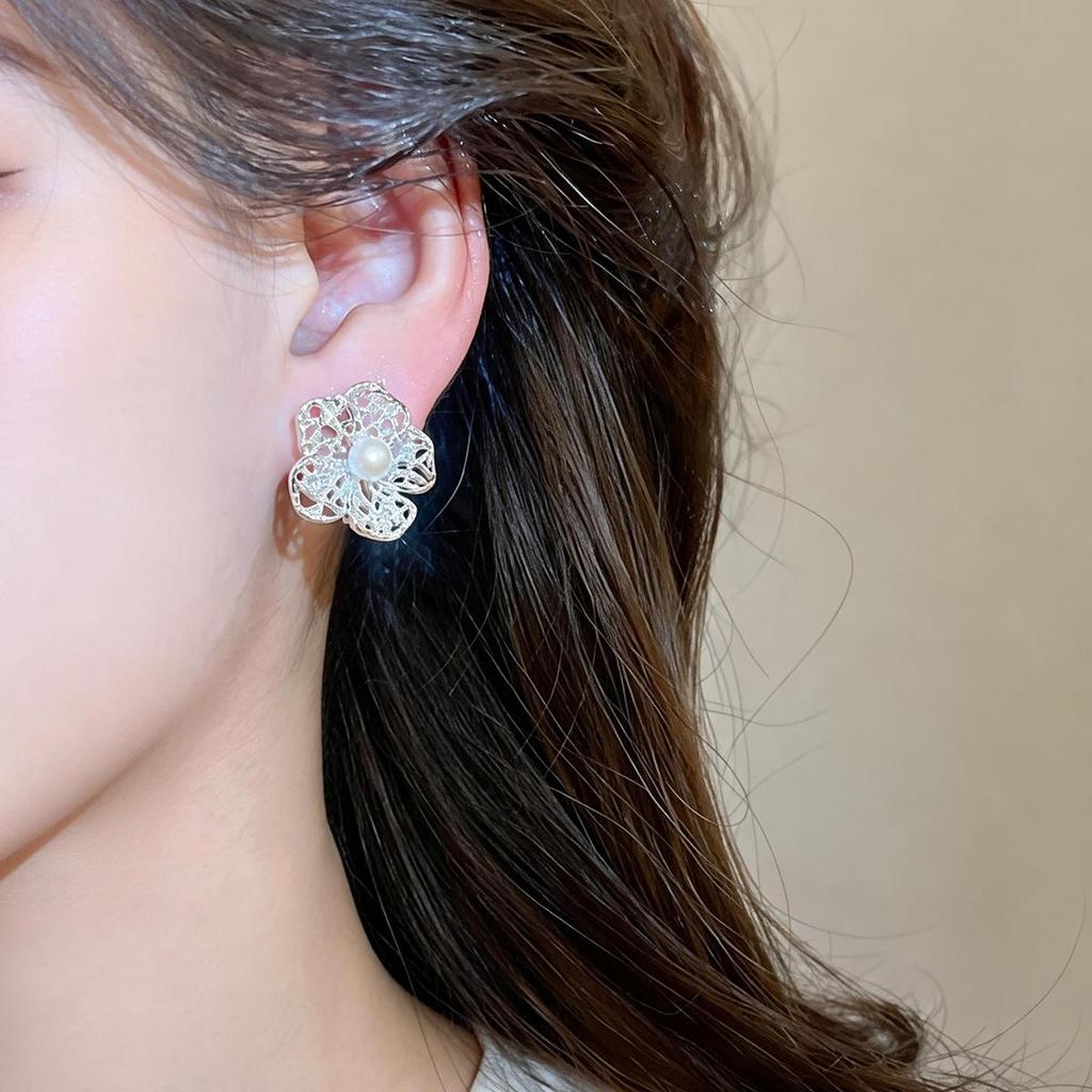 18K Gold-Plated Zircon Flower Pearl Ear Cuff - Elegant and Stylish Light Luxury Earrings