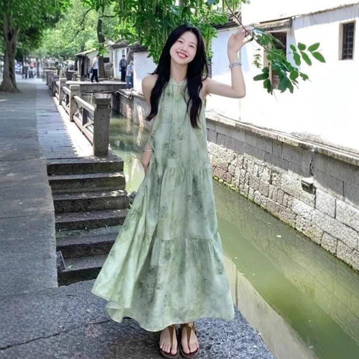 New Chinese women's sleeveless neck-hanging dress, cold and relaxed in early spring, wear a suspender green floral dress