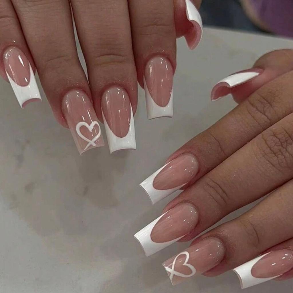 24 Stück Glänzende Kurze Quadratische Aufklebenägel Einfaches Weinrotes Herzmuster Französisch Süße Valentins-Falschnägel für Frauen Festliche Nägel