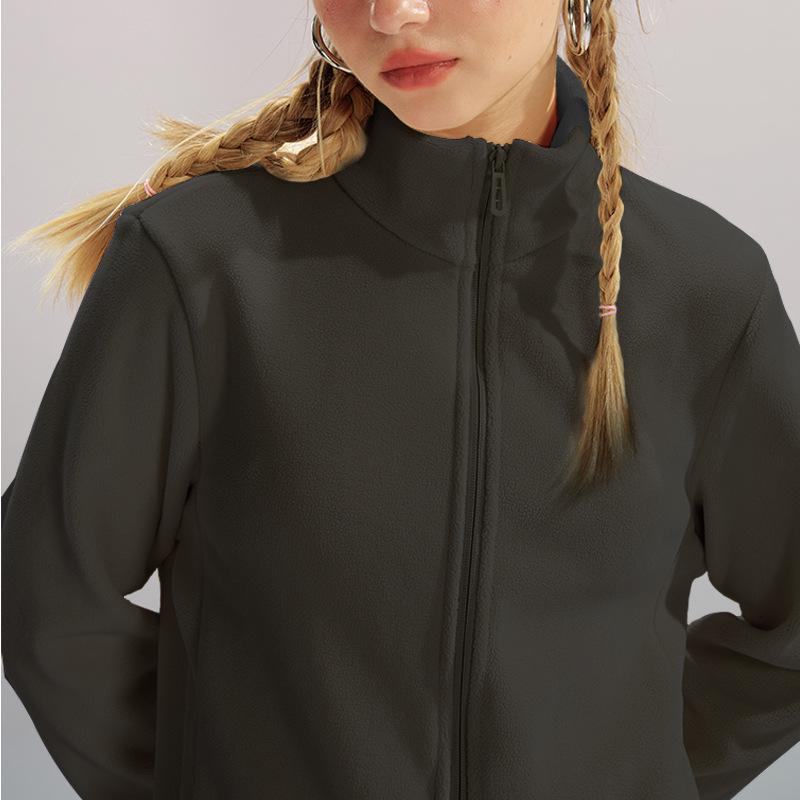 Katta o'lchamdagi kuz-qish ayollar baxmal va qalinlashtirilgan iliq fermuarli bir rangli palto moda erkin to'lqin kundalik qutbli jun sport jaketi