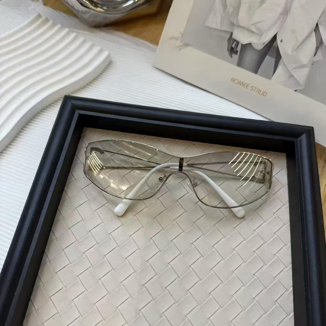 New Stylish Popular Sunglasses Punk Style Rhinestone Decoration Women s Sun Glasses Vacation Travelling Female Sunglass