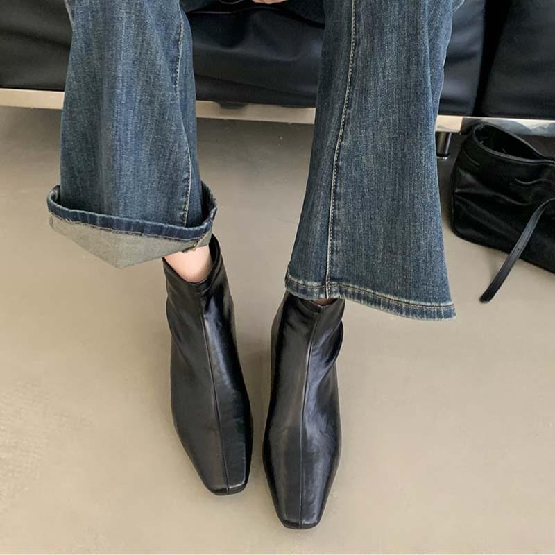 2025 koreansk version av de nya plattbottnade korta Chelsea-stövlarna liten fyrkantig spetsig tå låg klack inre mjukt läder barstövlar ankelstövlar sko