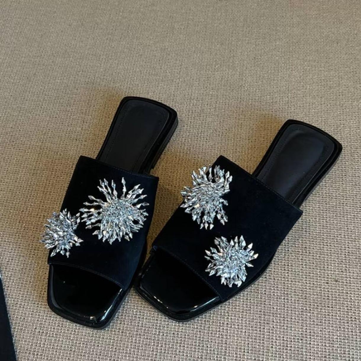 

Niche metal fireworks one-word slippers women s 2025 summer new versatile black premium French flat sandals 40