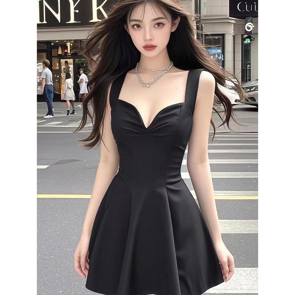 The new spring and summer black suspender waist A-shaped skirt is super thin, sexy and foreign, with a sense of design and thin temperament