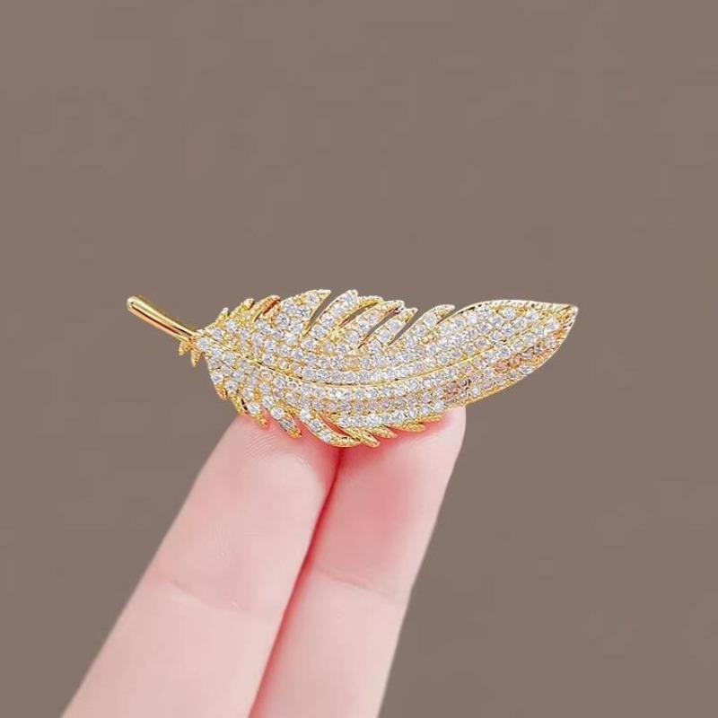 1Pc Feather Brooch Temperament Exquisite Leaf Chest Flower Suit Jacket Coat Accessories Birthday Party Jewelry Gifts