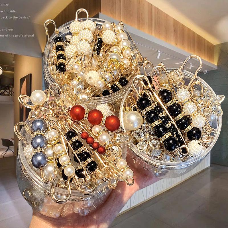 Κομψή καρφίτσα μέσης με μαργαριτάρι και καρφίτσα για γυναίκες