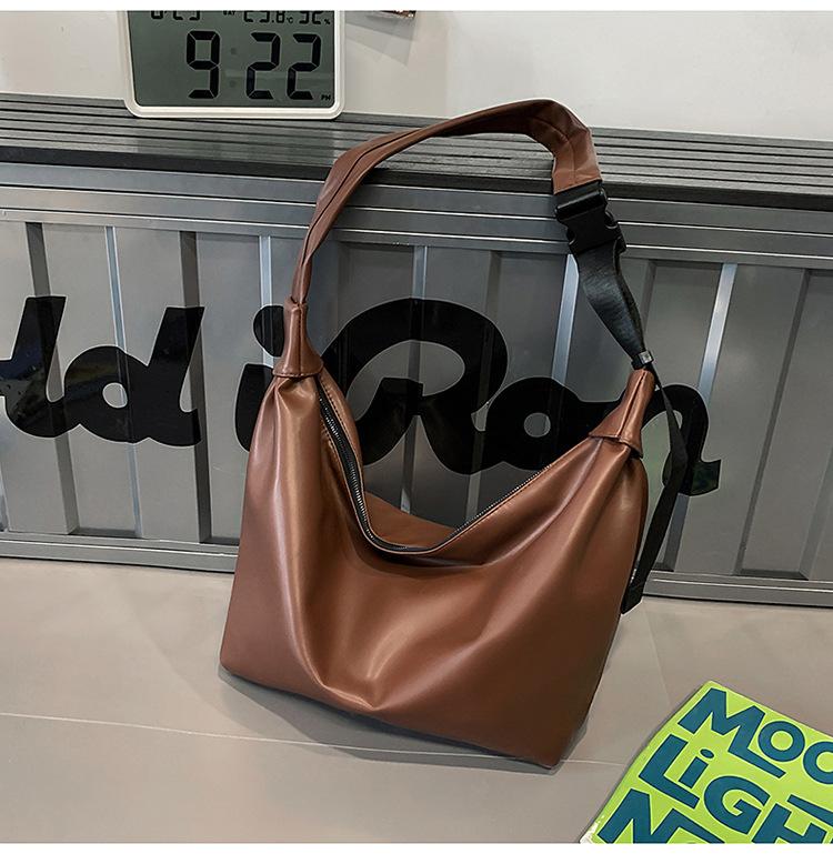 

2025 Новая корейская сумка-тоут в стиле ленивого ветра, большая вместимость, женская, легкая, через плечо, премиум-класса, для通勤 коричневый