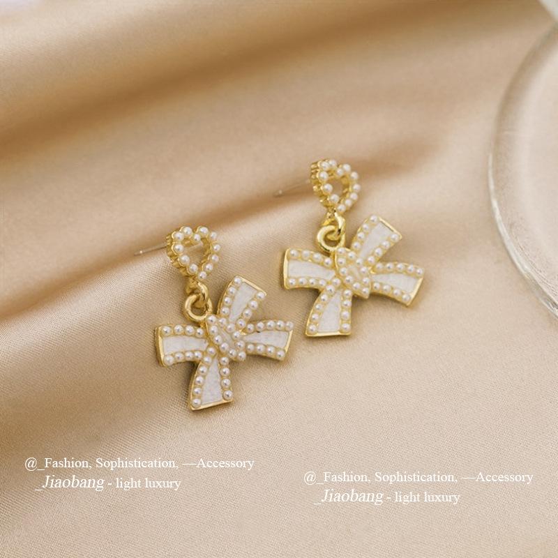 Boucles d'oreilles à tige en perles de fleur de vent parfumées à petite aiguille argentée, boucles d'oreilles légères et luxueuses, style célébrité, style rétro élégant et tendance