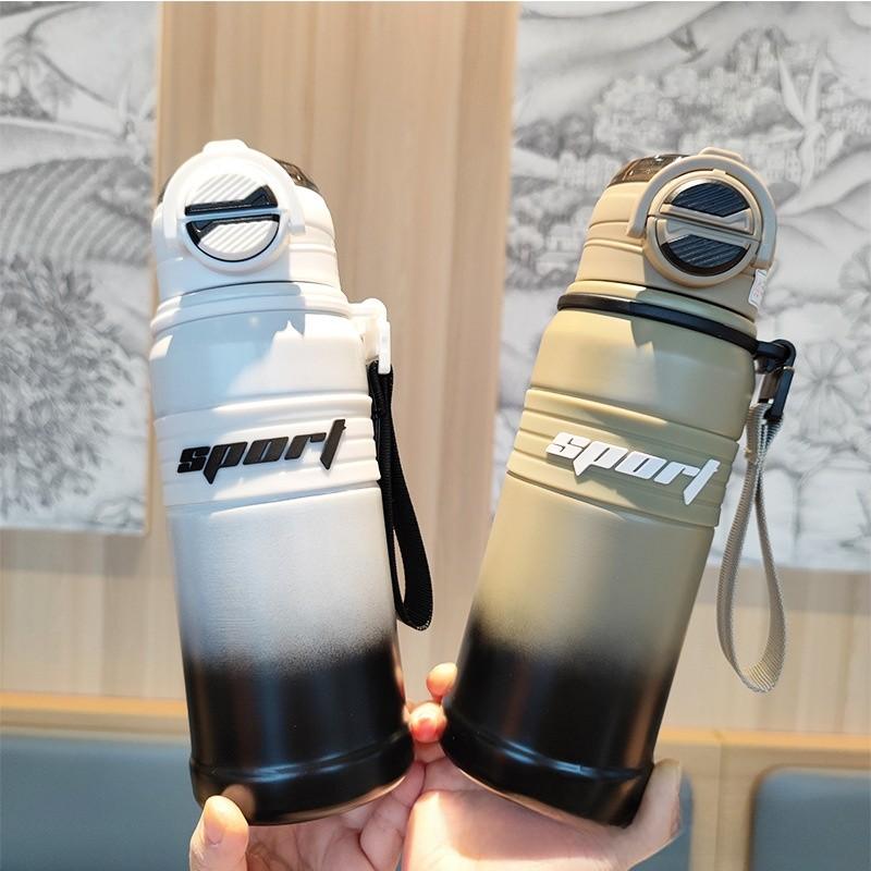Tragbare, isolierte Sport-Trinkflasche mit Strohhalmverschluss für Schüler und Outdoor-Aktivitäten