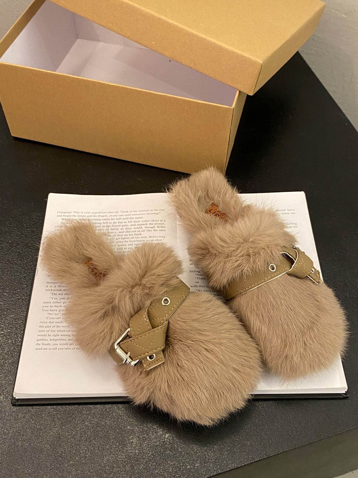

High-end niche soft-bottomed white fluffy slippers for women s outerwear 2025 autumn and winter new flat-bottomed bag head half slippers 40 хаки