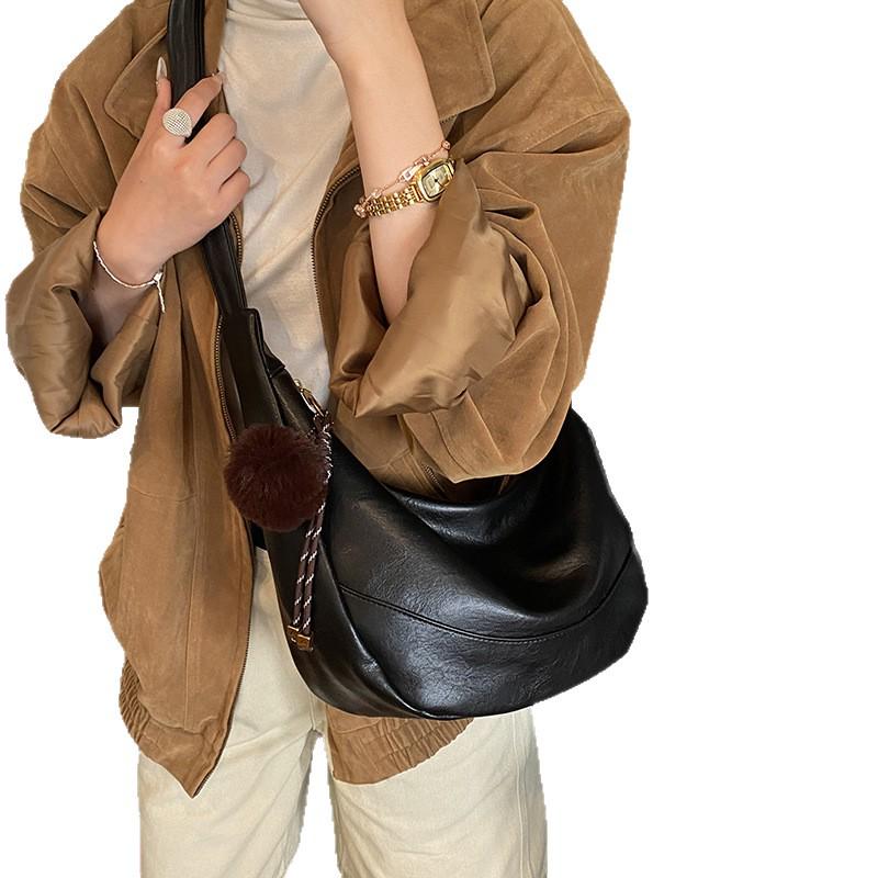 

Women s 2025 Autumn/Winter Fashion Crossbody Bag - Large Capacity, Simple Shoulder Bag, Commuting Dumpling Design чорний