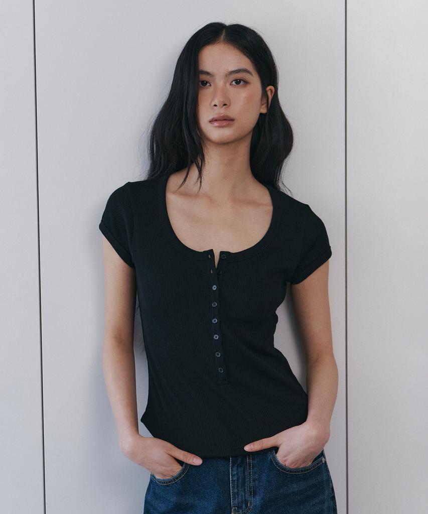 Kyuliti C Scoop Neck Button Front T-Shirt_Black