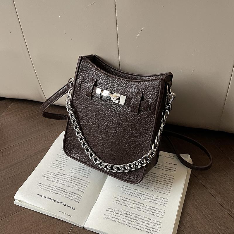 Korean version of fashion chain portable small bag women's bag 2025 new simple small square bag versatile shoulder messenger bag