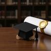 Дерев'яна дошка для випускного з чорною випускною шапкою Альтернатива книзі побажань зі стійкою для випуску 2026 року Святкові приналежності для привітань Фото-аксесуари