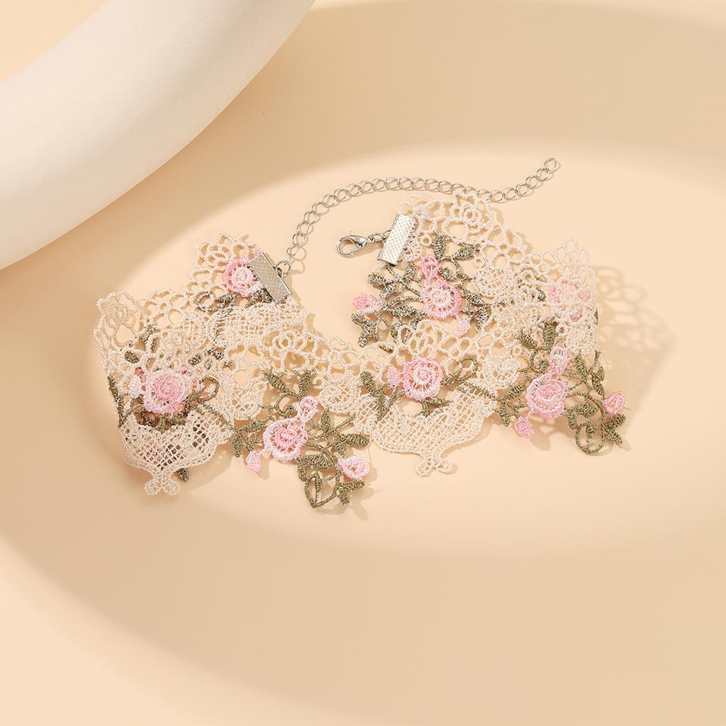 Colar de Renda Vazada Delicada com Adorno de Padrão Floral Colar Sofisticado para Casamentos e Festas