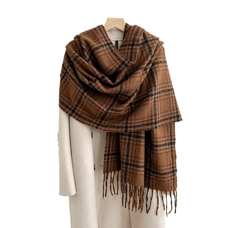 Sens literar retro, modă studențească, purtând un fular cald, călătorii de toamnă și iarnă pentru femei, atmosferă de fotografie de călătorie, șal cu franjuri