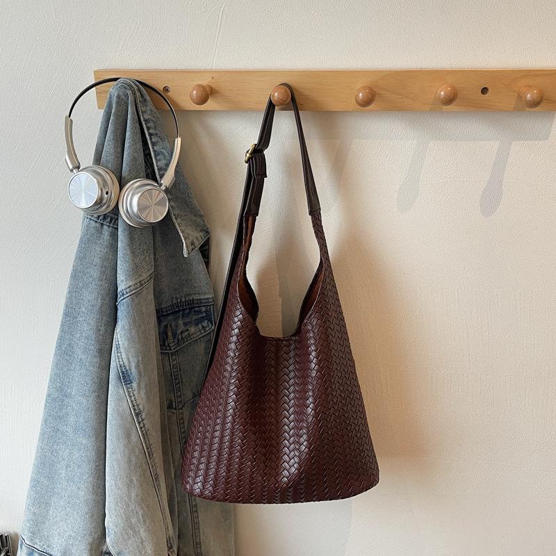 

Retro fashion tote bag women s 2025 new commuting large-capacity shoulder bag high-value casual armpit bag темно-коричневого