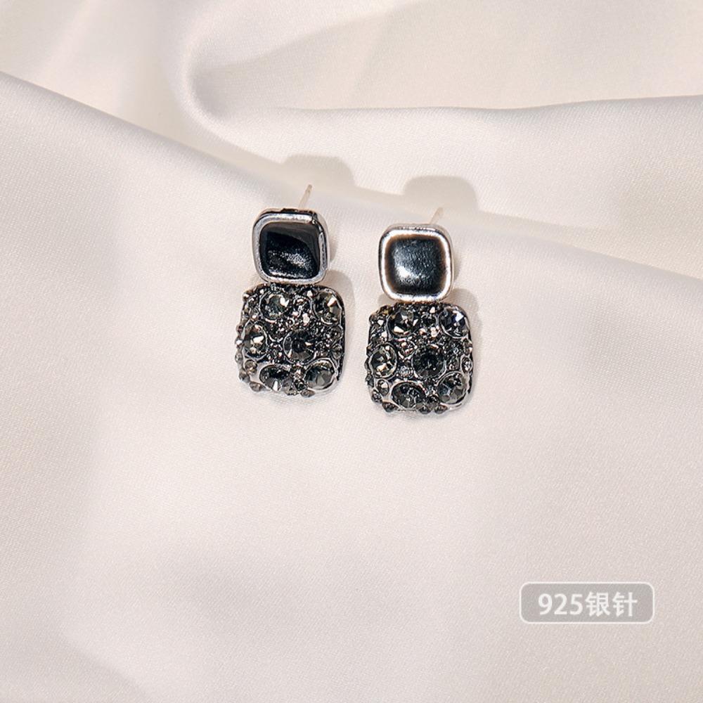 Versatile Earrings Femininity Pearl Stud Earrings Silver Needle Niche Design High-end Earrings