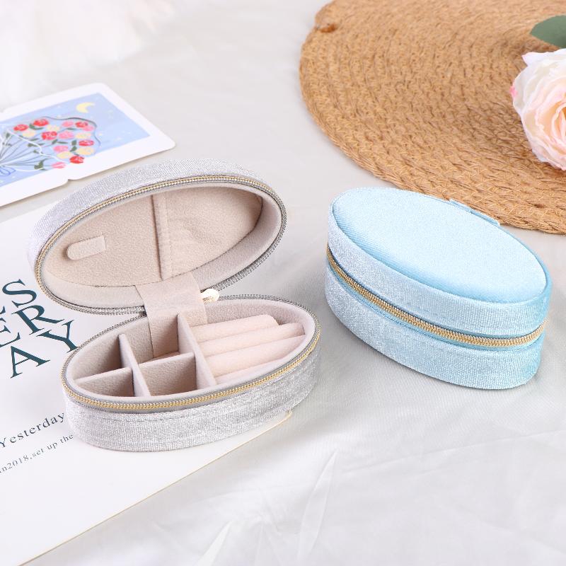 1pc Retro Oval Velvet Mini Portable Jewelry Box For Rings Earrings Bracelets Necklaces Zipper Jewelry Box (about 11*6CM)