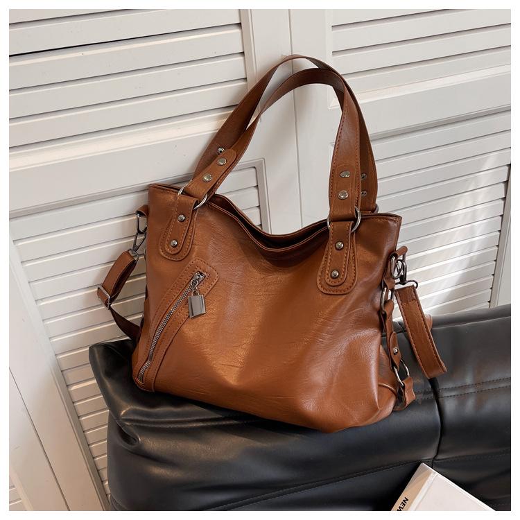 

Fashion trend, large bag, simple and large-capacity shoulder bag, Korean version of leisure tote bag, commuter leisure shopping bag темно-коричневого