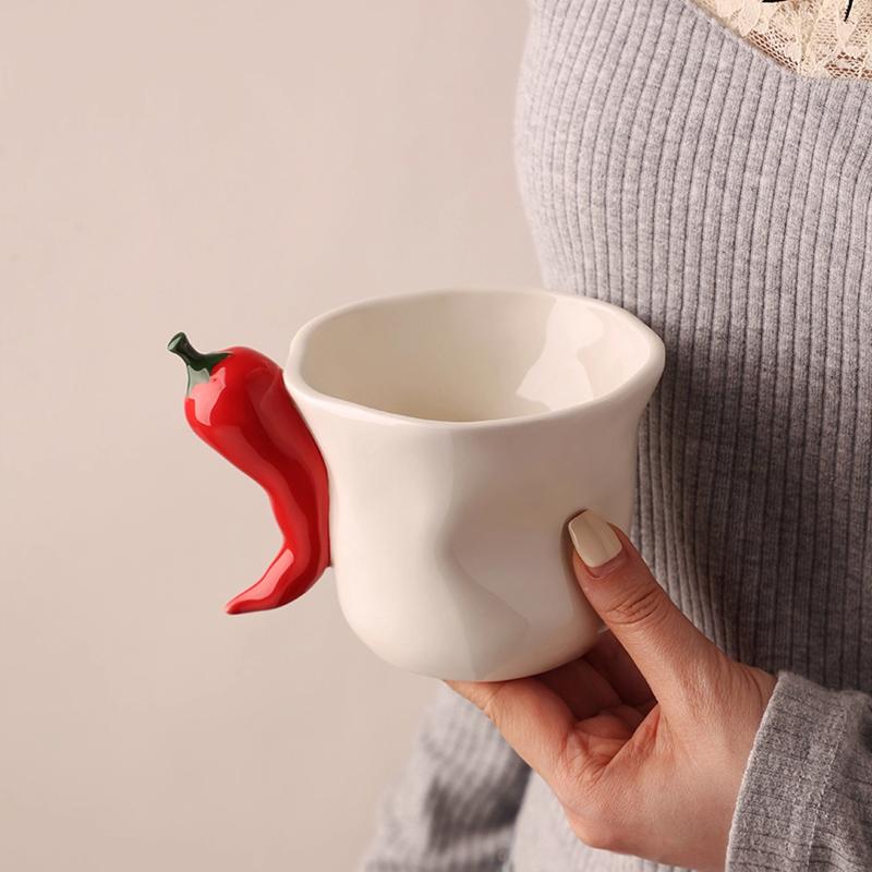 Kreativer Pfeffergriff Keramiktasse Hand hält eine Tasse Kaffee Tassenliebhaber Keramiktasse Dekoration Geschenk Weihnachten Halloween Geschenk