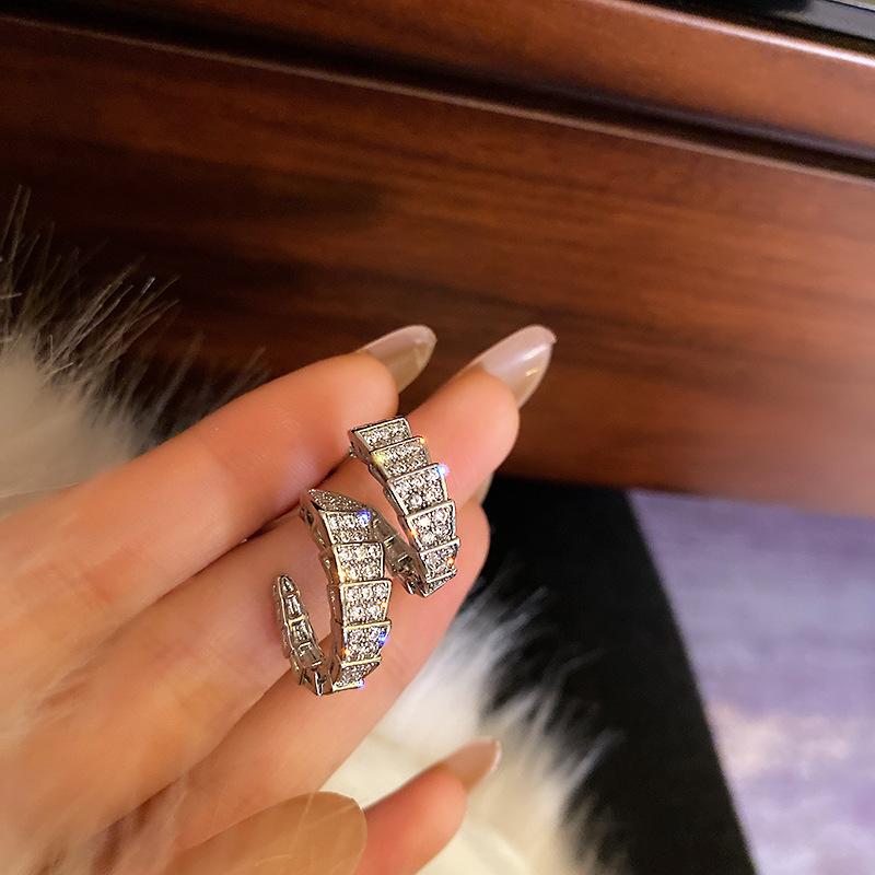 Huitan Koreanische Mode Gepflasterte Zirkonia Creolen für Damen Metall Kupferfarbe/Goldfarbe Einfache Vielseitige Mädchenohrringe Heißer Zirkon