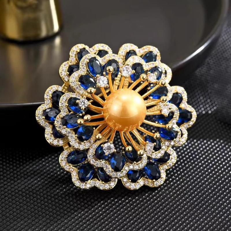 The Crabapple Flower Brooch Is An Exquisite and Luxurious Crystal Brooch with A High-end Design Sense