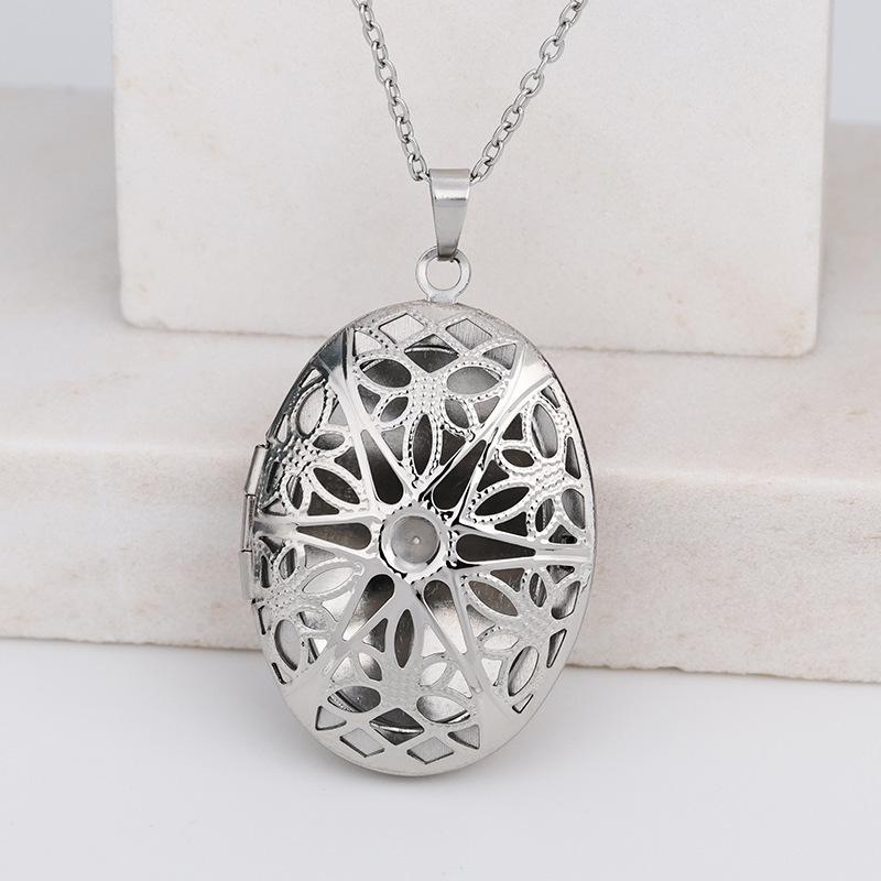Retro Oval Clavicle Chain Locket Necklace with Engraved Pattern