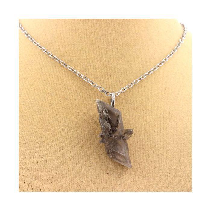 Pierres et Minéraux. Collier Gypse brut. 15.94 ct. Marcieu, Isère, France.