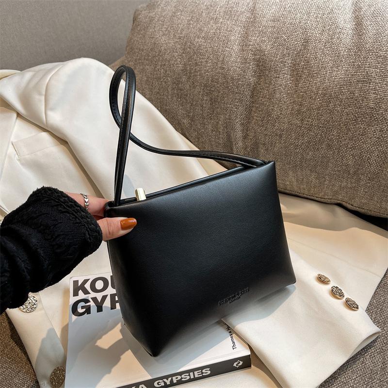 Xiaohongshu live broadcast women's bag supply, this year's popular bag women's high-end sense crossbody niche design single shoulder armpit bag