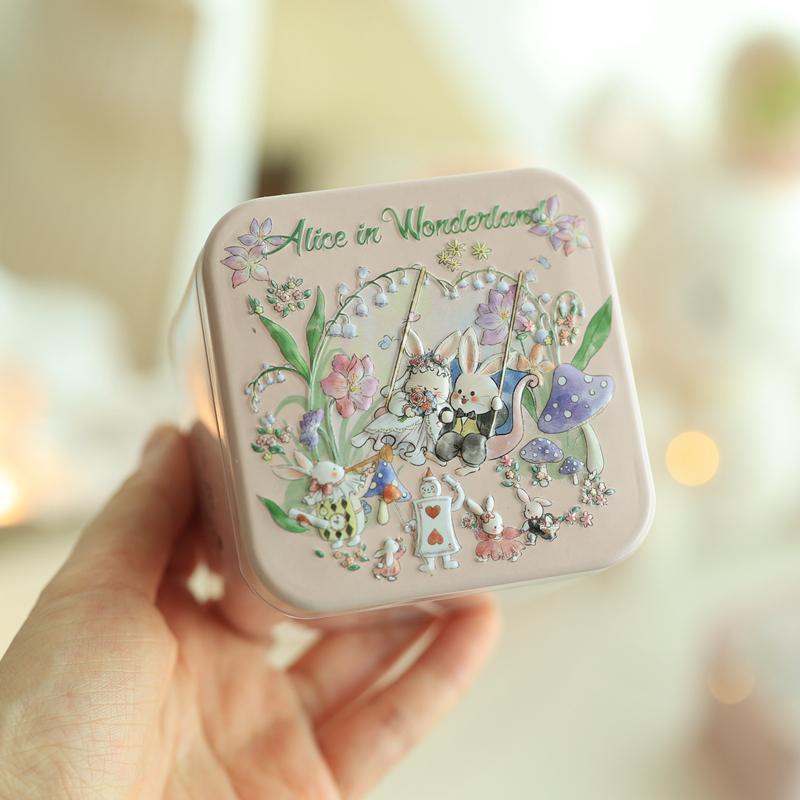 

1 шт. Рождественская 3D-рельефная жестяная коробка для хранения конфет, маленькая квадратная косметическая бисквитная коробка-органайзер для ювелирных изделий для свадебного подарка 7.5CM 7.5CM 6.5CM