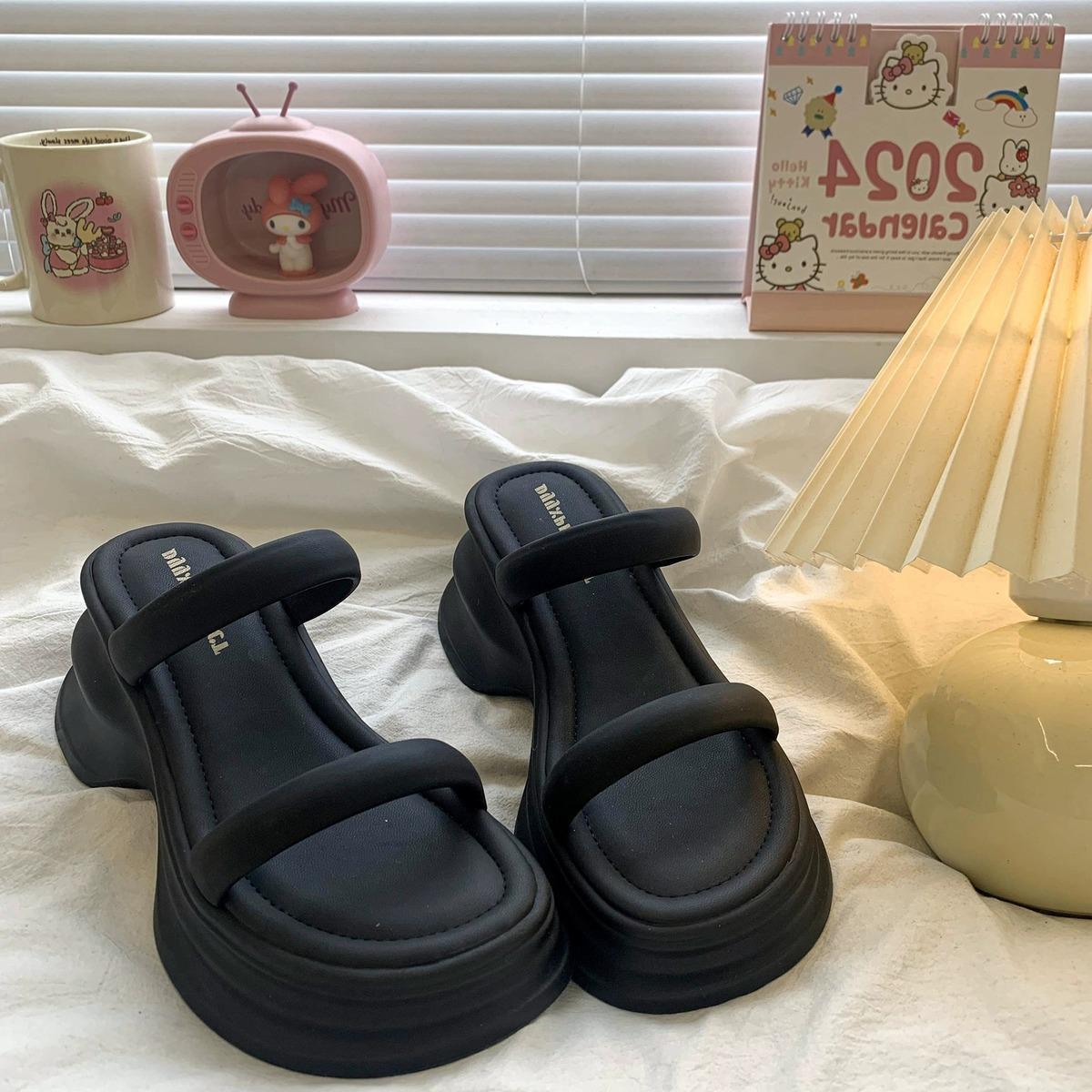 

Новая мода 2025 сандалии лето толстая подошва уличная одежда женские повседневные универсальные шлепанцы на один ремешок, ноги не устают, увеличивают рост 40 чёрный