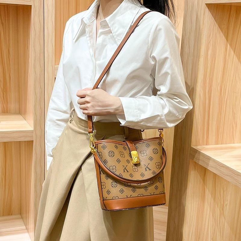 

Женская сумка 2025 Новое поступление Трендовая из натуральной кожи Вместительная сумка-ведро Универсальная сумка через плечо Модная пресбиопическая сумка кроссбоди Color matching k bucket