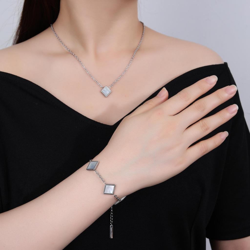 Minimalist Geometric White Shell Pendant Clavicle Chain Bracelet In High-Quality Titanium Steel