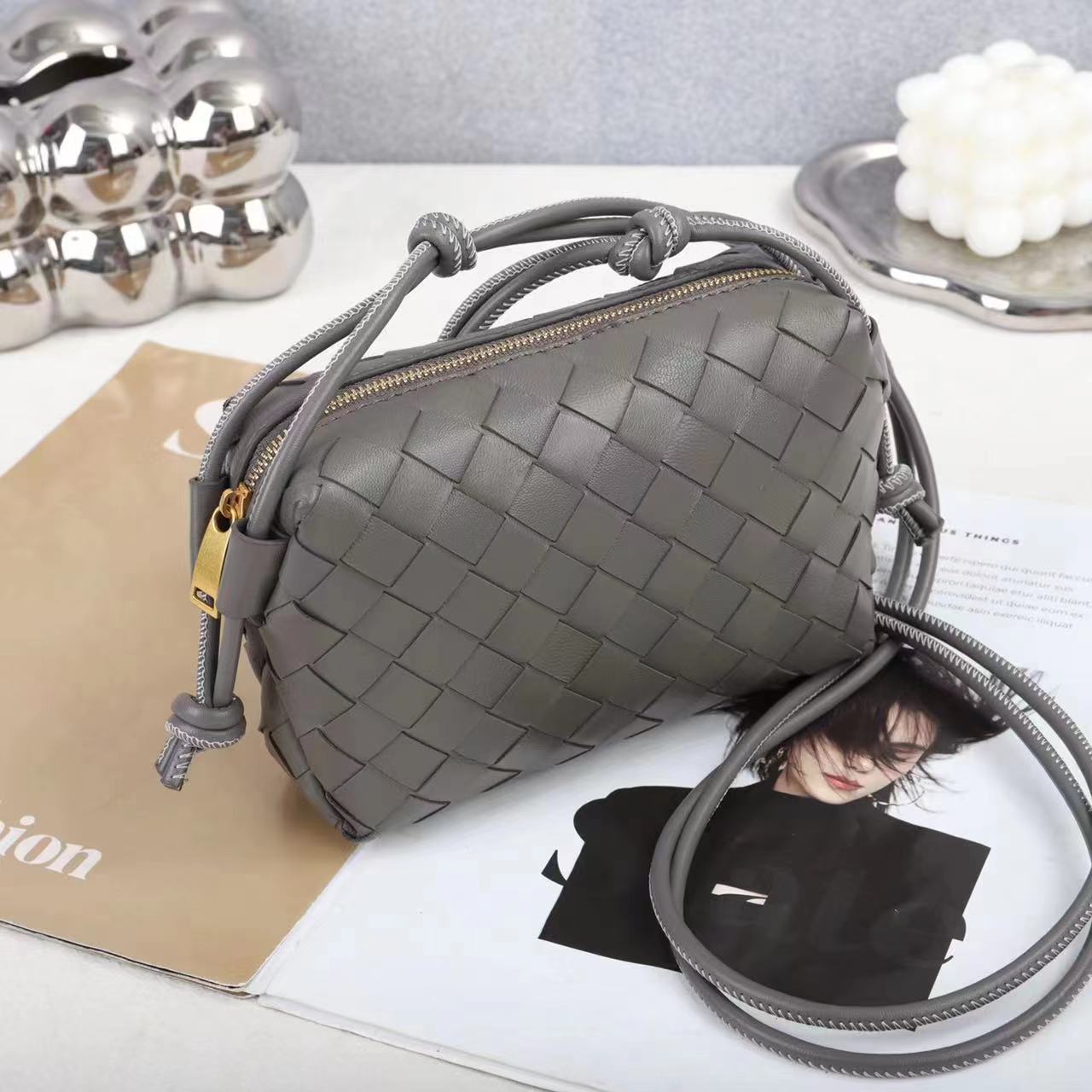 

Новая мини-сумка квадратной формы из овчины, ручная работа, плетеная сумка через плечо для телефона, сумка для фотокамеры, женская сумка на одно плечо 17x12x6 серый