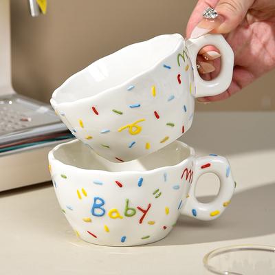 Kaffeetasse, kreative Tasse, Schale mit einer Handvoll Keramik-Kinderbecher, kleiner Milch-, Haferflocken-Frühstücksbecher